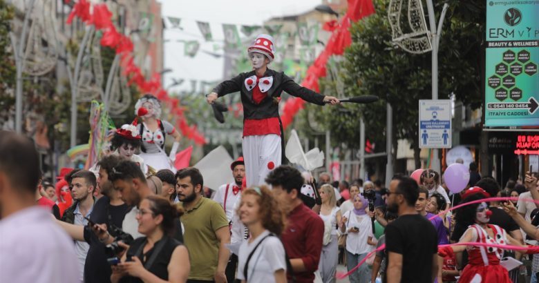  Şehrin merkezinde festival rüzgarı esti