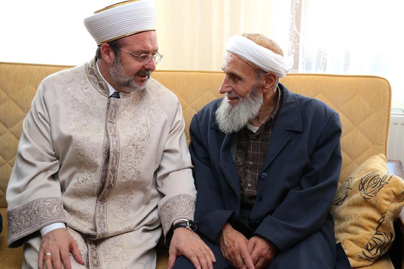 Mehmet Görmez, Kaymakam Muhammet Fatih Safitürk’ün babaevini ziyaret etti.