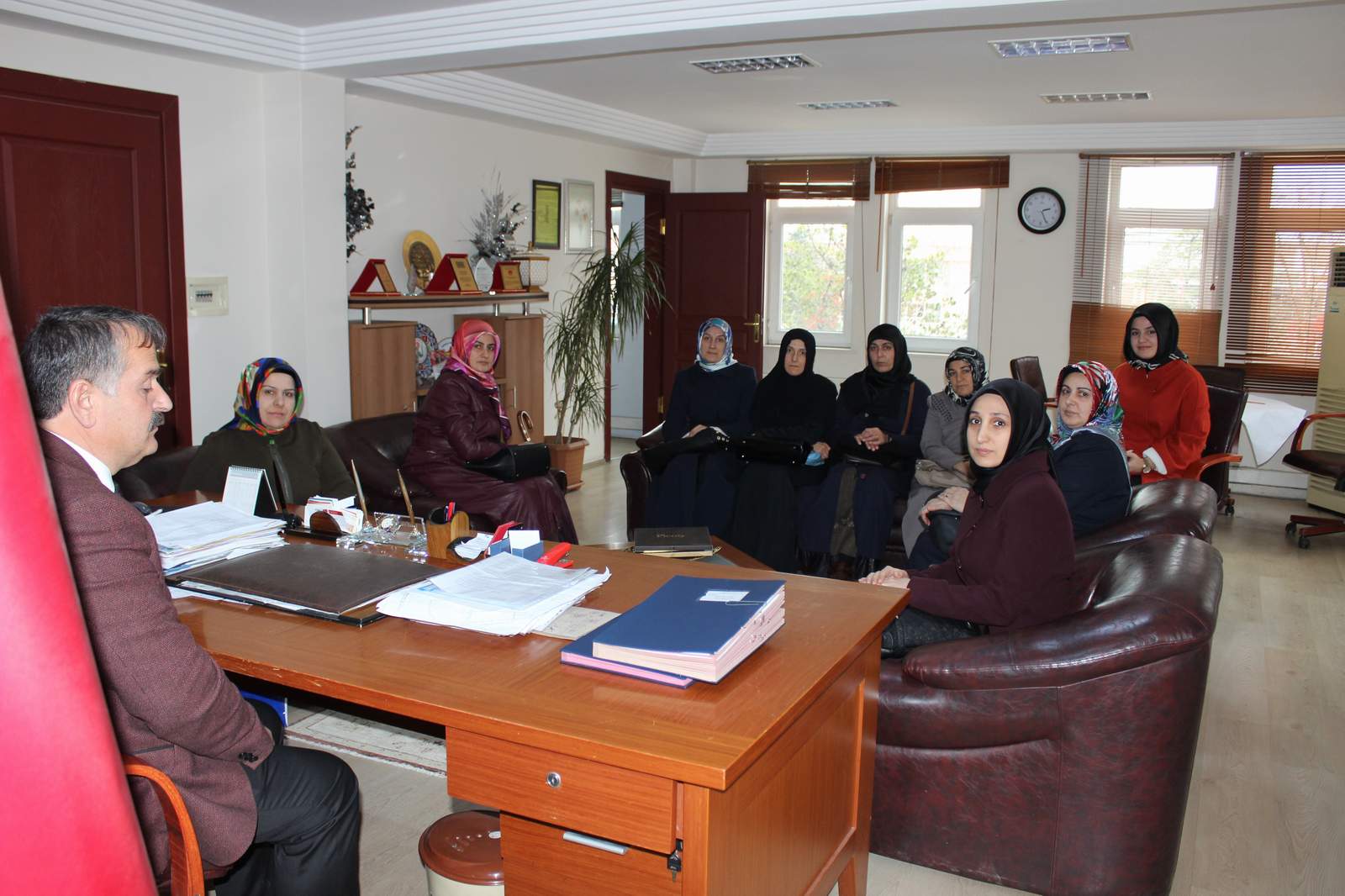 Ak Parti Arifiye Kadın Kolları,Başkanı makamında ziyaret etti