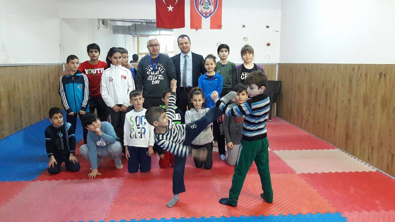 Arifiye Halk Eğitim Merkezi Müdürü Karate Kursunda