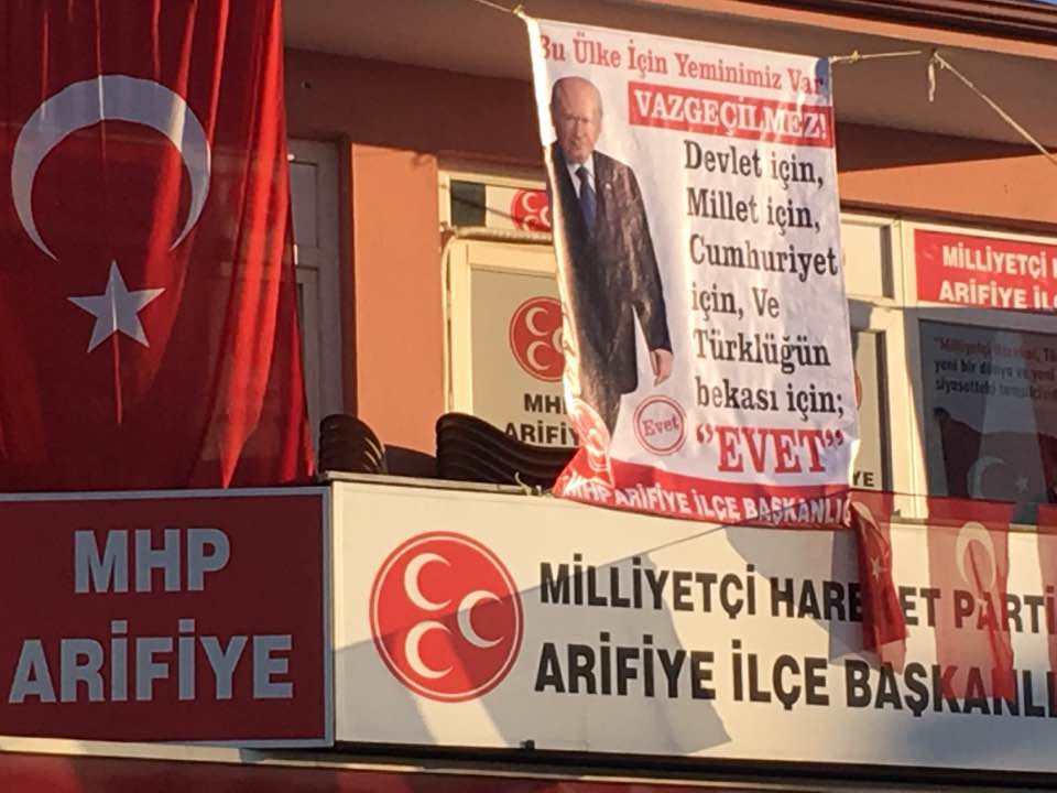 MHP ARİFİYE ”EVET” AFİŞİNİ ASTI
