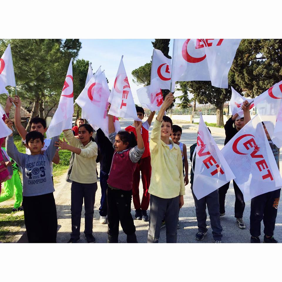 Arifiye’nin Çocukları ‘Evet’ Bayrağı salladı!