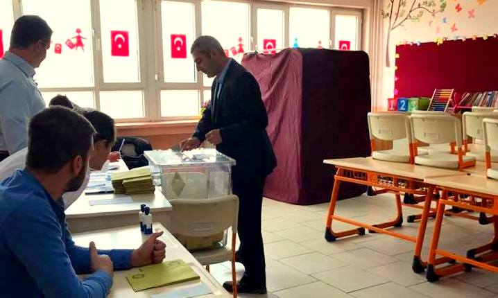 MHP Arifiye İlçe Başkanı Oyunu Bekir Sıtkı’da Kullandı