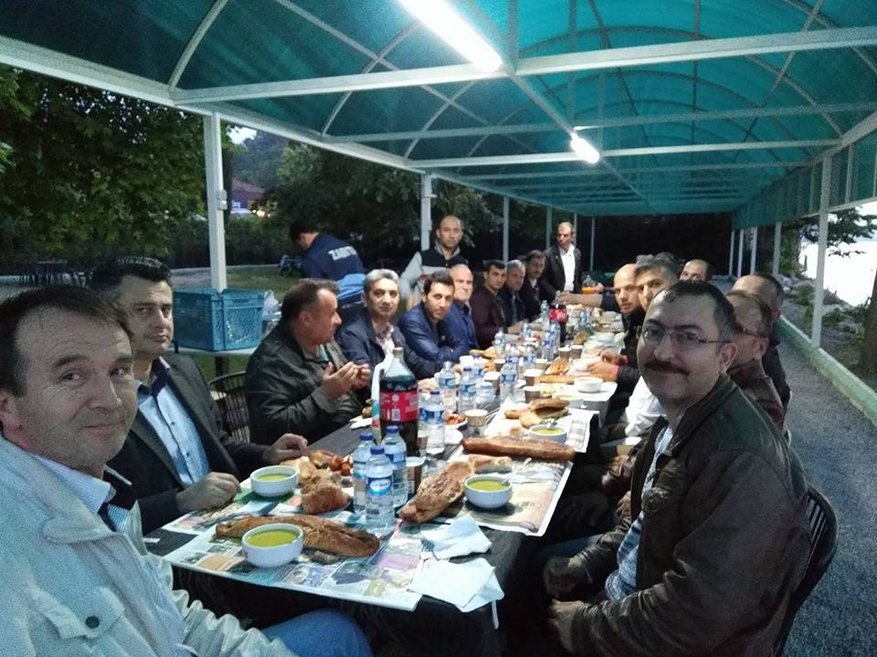 Arifiye Belediye Çalışanları Boksör’ün Yerinde iftar açtı