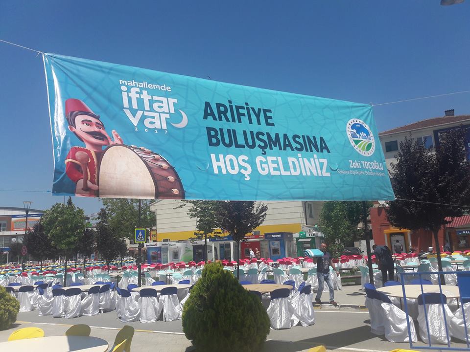 ARİFİYE MEYDANINDA GÖNÜL SOFRALARI HAZIR