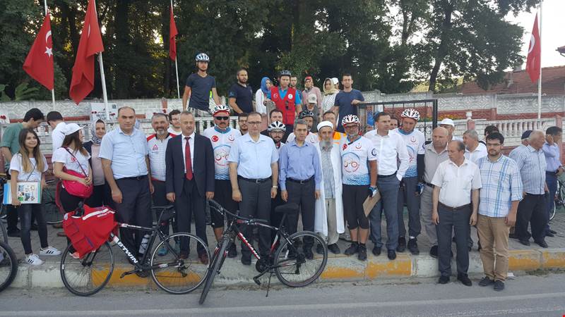 Bisikletle Arifiye’ye gelerek 15 Temmuz Şehitleri ve Şehitliğimizi ziyaret ettiler