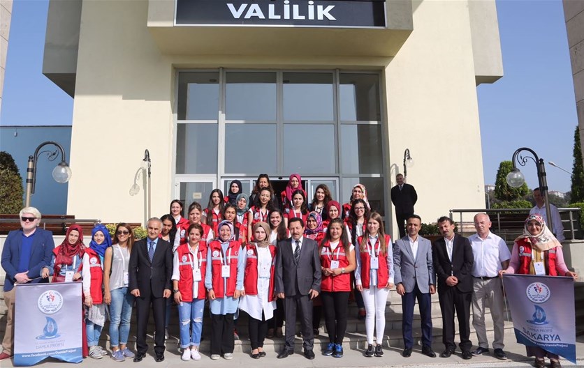 Damla Projesi Kapsamında Gönüllü Gençler, Vali Balkanlıoğlu’nu Ziyaret Etti