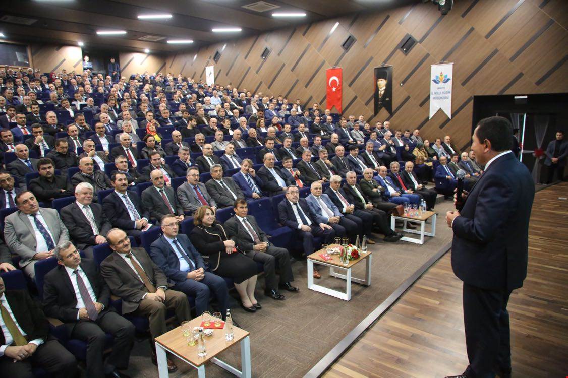 Vali Balkanlıoğlu “Zirvedekilerle Buluşma” Programında Eğitimcilere Seslendi