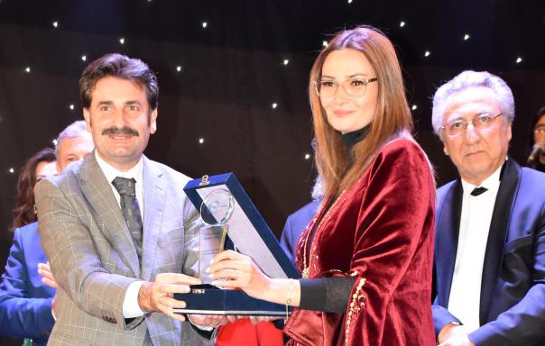 Milletvekili Üstün’Türk Dünyası Hizmet Ödülü’nü Ganira Paşayeva’ya takdim etti