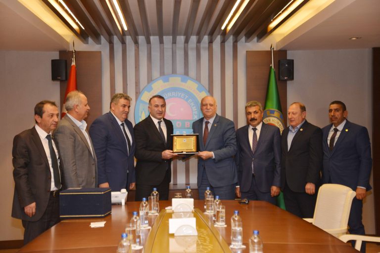 Kırmızı Et Üreticileri Merkez Birliği’nden Bayraktar’a plaket