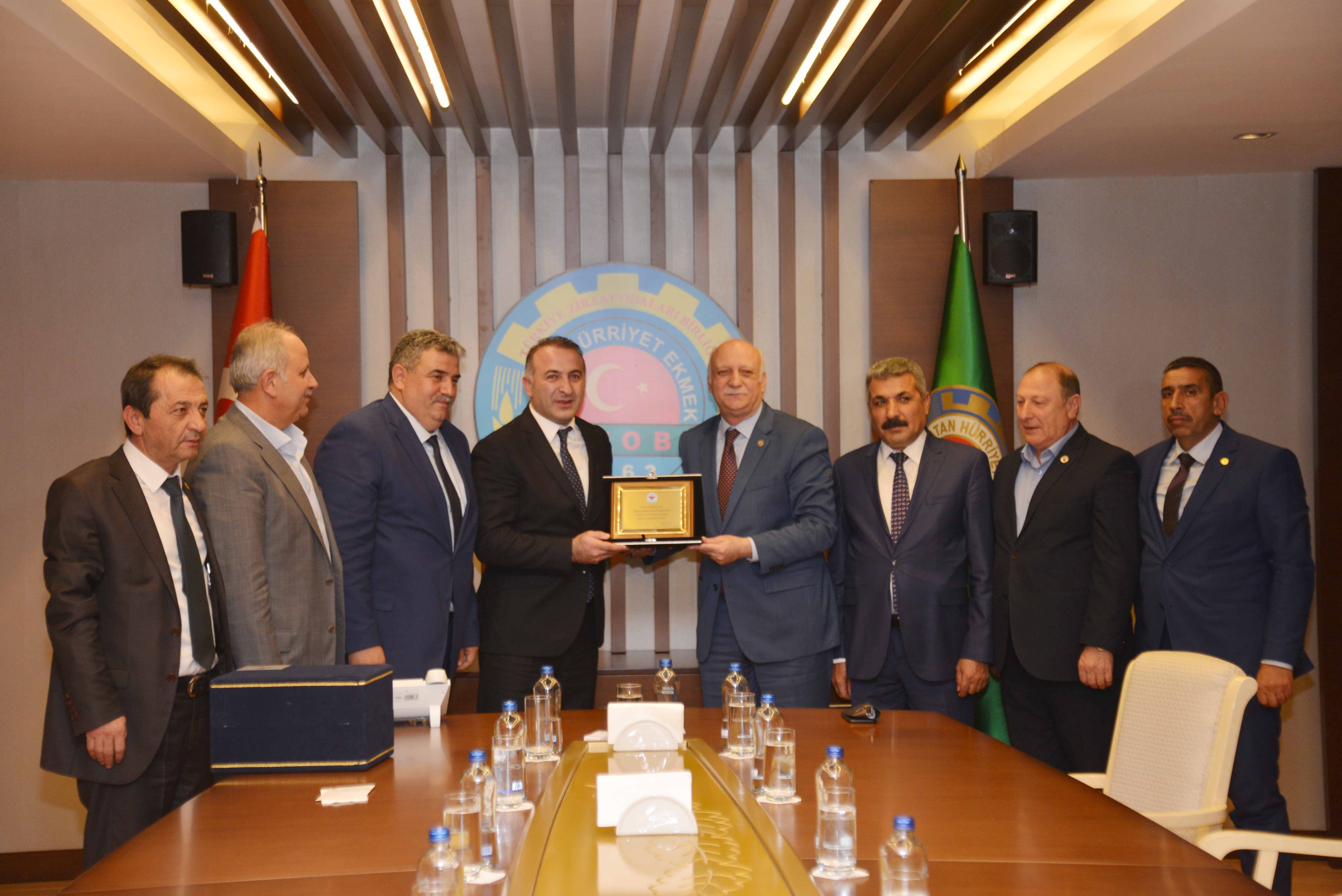 Kırmızı Et Üreticileri Merkez Birliği’nden Bayraktar’a plaket