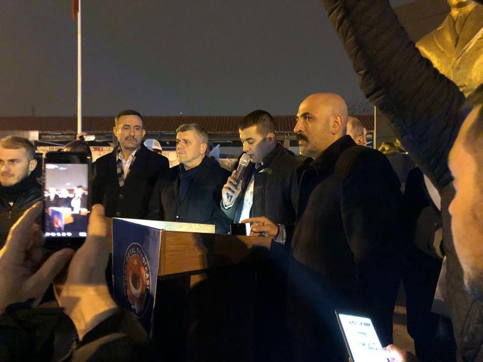 Demokrasi MeydanındaTürk Metal Sendikası Üyelerinden eylem