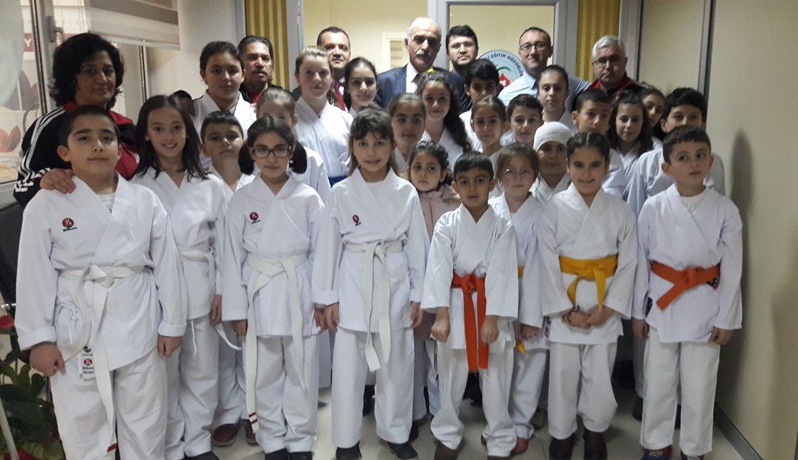Arifiye HEM’in Karatecileri Yeni Müdürü ziyaret etti