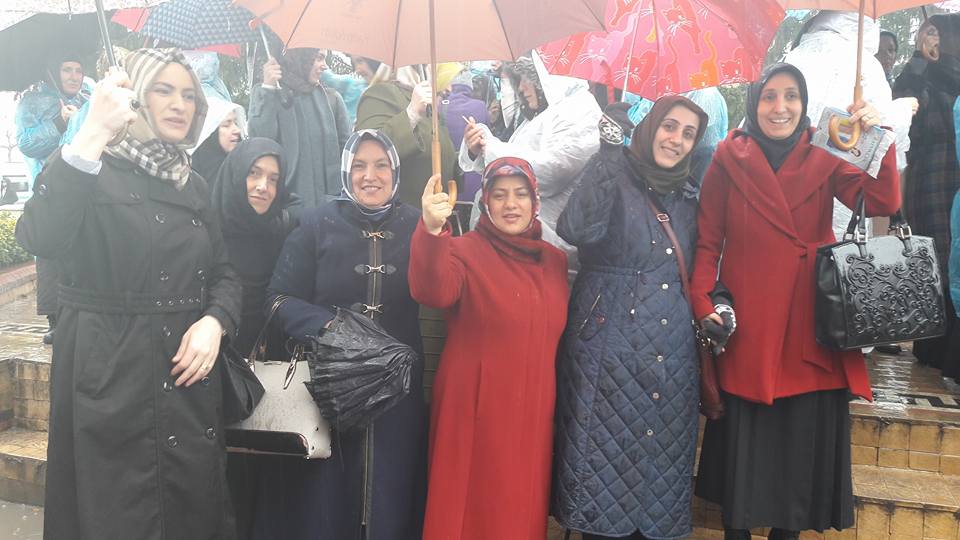 Arifiye Ak Kadınlar Yağmur altında 28 Şubat açıklamasına katıldılar