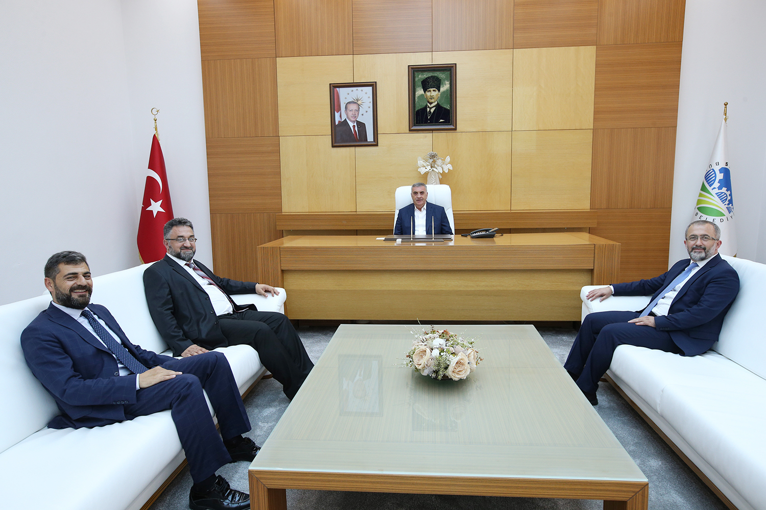 Başkan Toçoğlu, SAÜ Rektörlüğü’ne atanan Prof. Dr. Fatih Savaşan ile bir araya geldi.