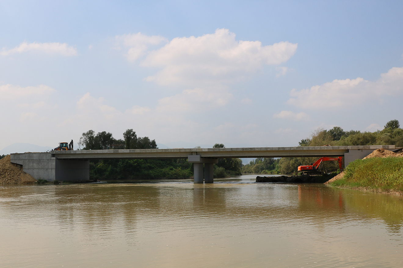 Arifiye’nin 65 metrelik yeni köprüsü gün sayıyor