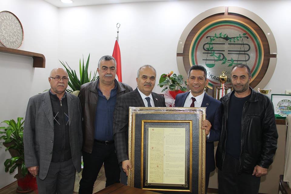 Baro Başkanı Burak’a ‘Misak-ı Milliye Beyannamesini’ içeren tablo hediye ettiler