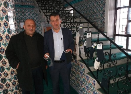 Dörtyol Ulu Camide ihtiyacı olana çorap dağıtılıyor