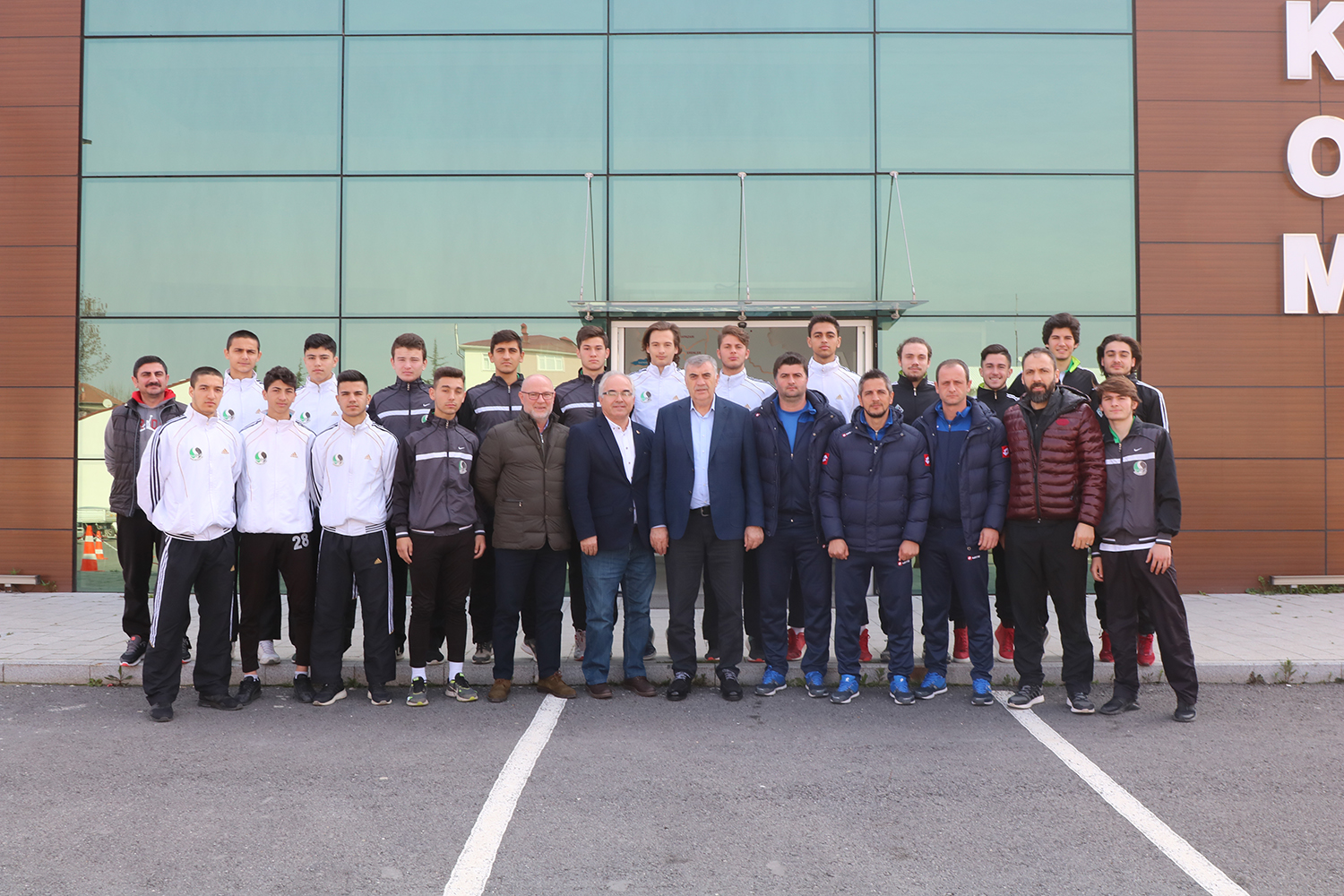 Başkan Toçoğlu,Sakaryaspor altyapı sporcuları ve teknik heyetiyle bir araya geldi