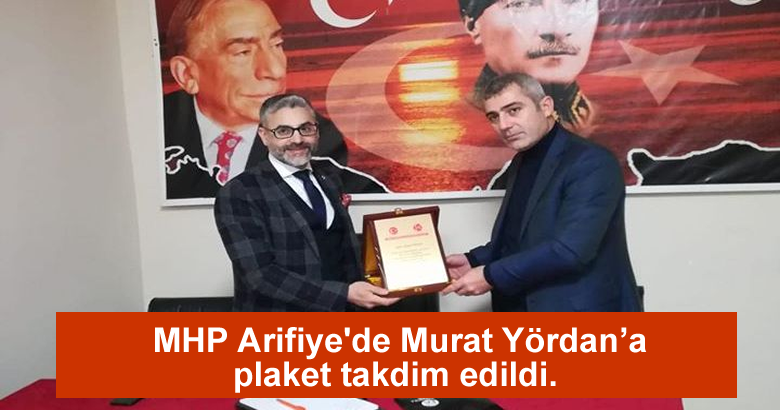 MHP Arifiye’de Murat Yördan’a plaket takdim edildi.