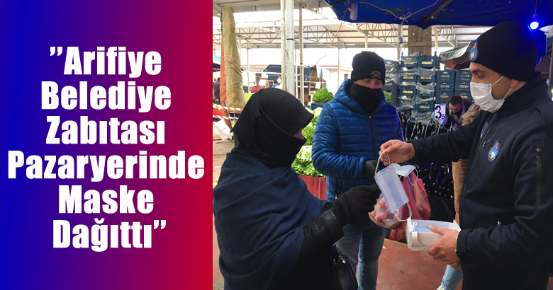 Arifiye pazar yerinde  vatandaşlara maske dağıttılar.