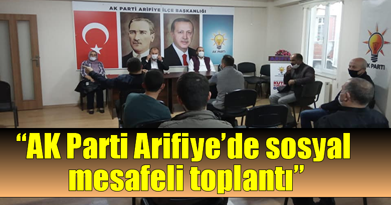 AK Parti Arifiye’de sosyal mesafeli toplantı