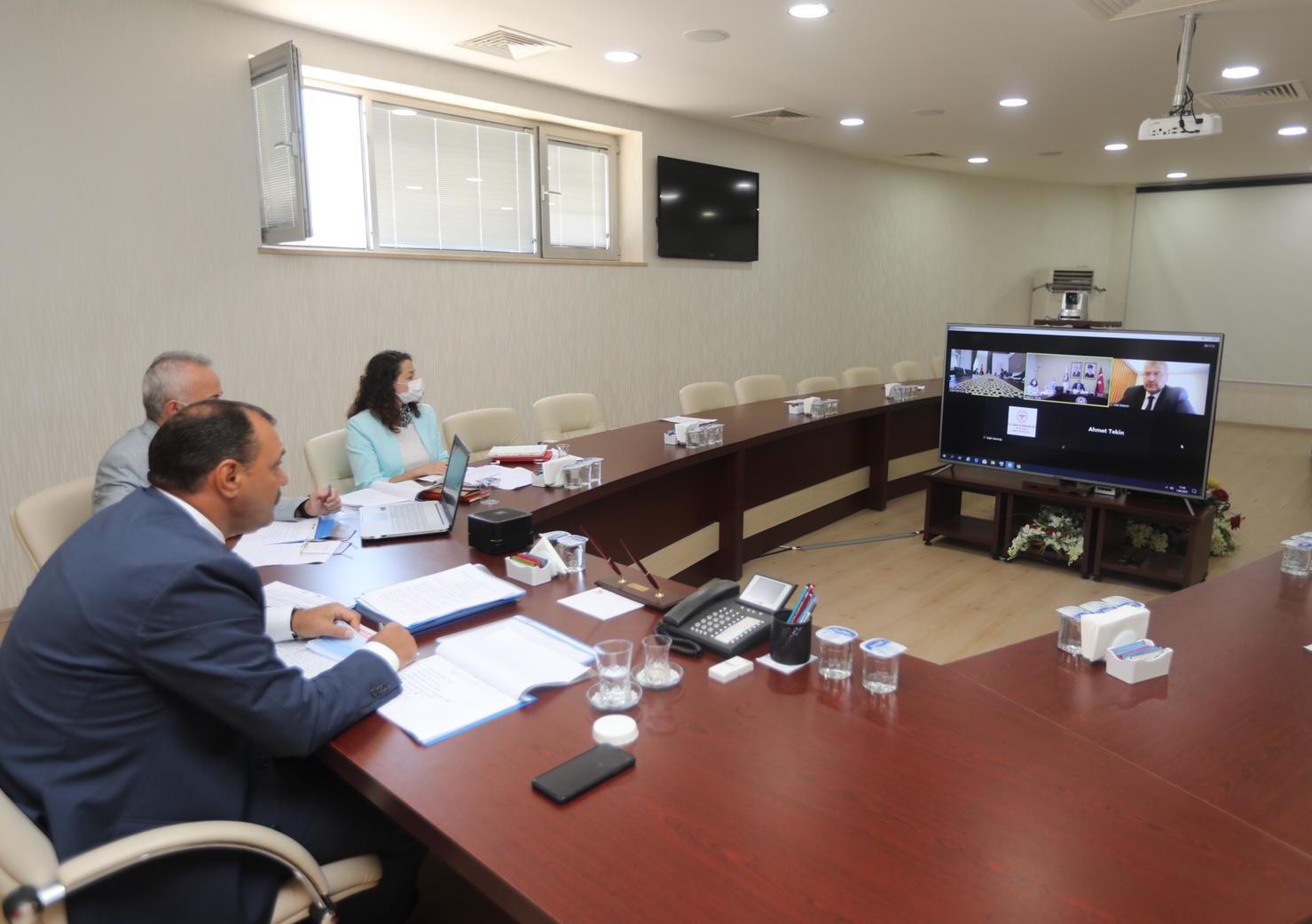 Sağlık Bakanı Fahrettin Koca ile telekonferans yöntemiyle görüştü.