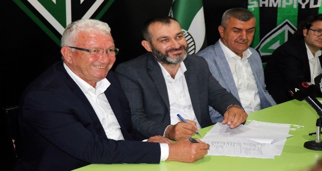 Sakaryaspor İsmail Ertekin ile 1 senelik sözleşme imzaladı.