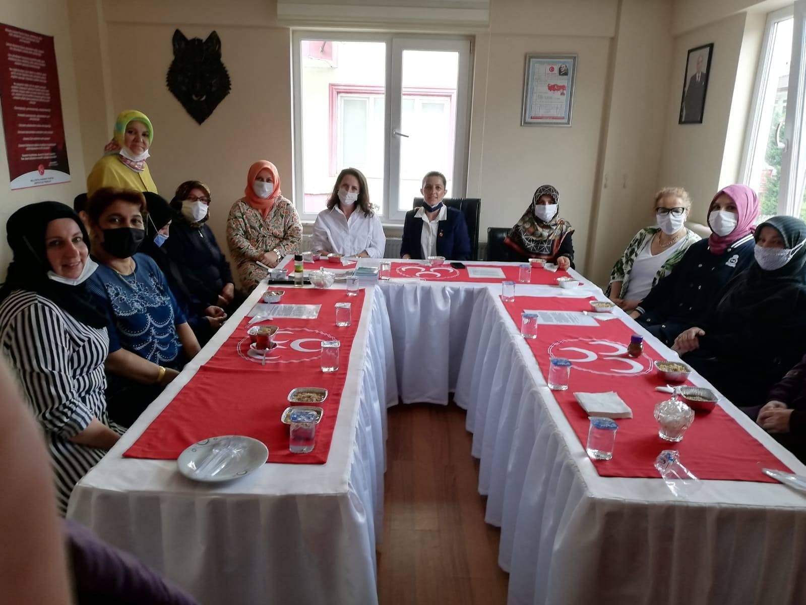 MHP Arifiye Kadın Kollarından Aşure ikramı