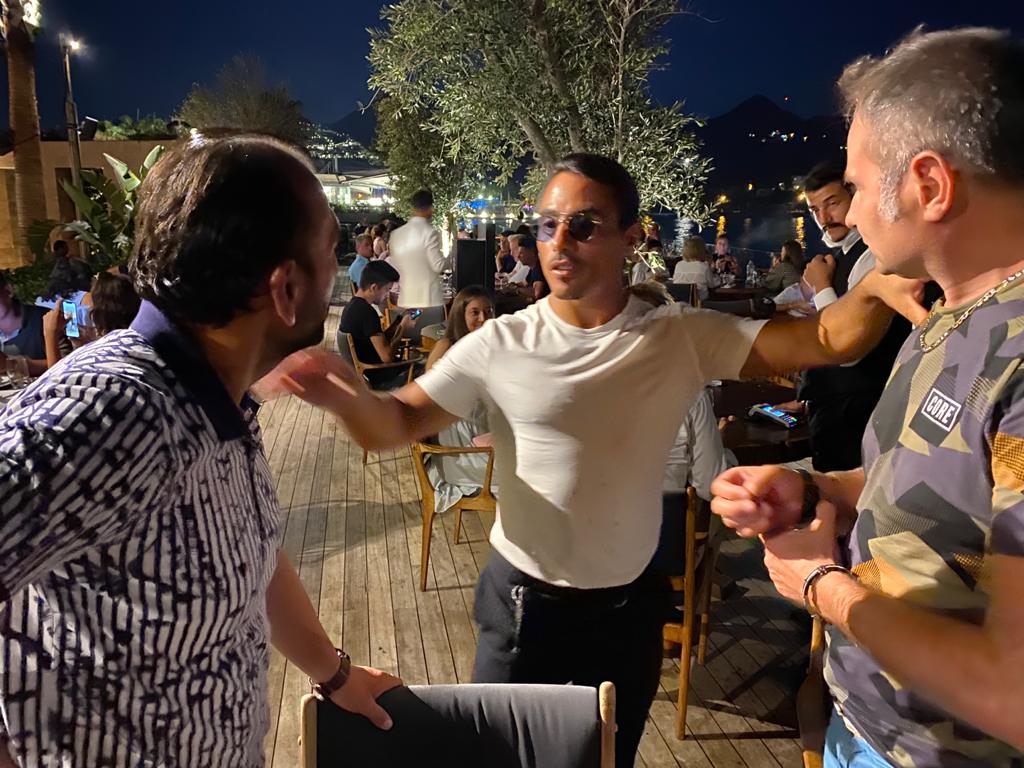 Dünyaca ünlü Nusret’te Akif Yener’i dinliyor…