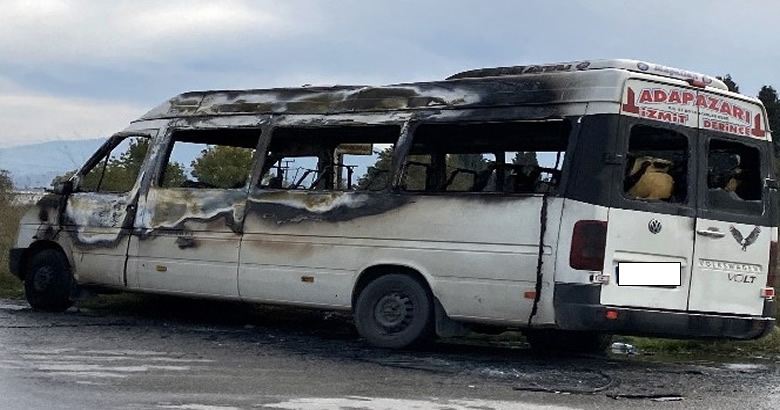 Arifiye’de Sürücü, minibüsünü yaktı
