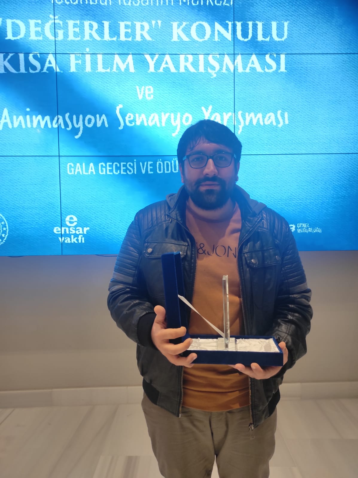 Barbaros Çelik Mansiyon ödülü kazandı.