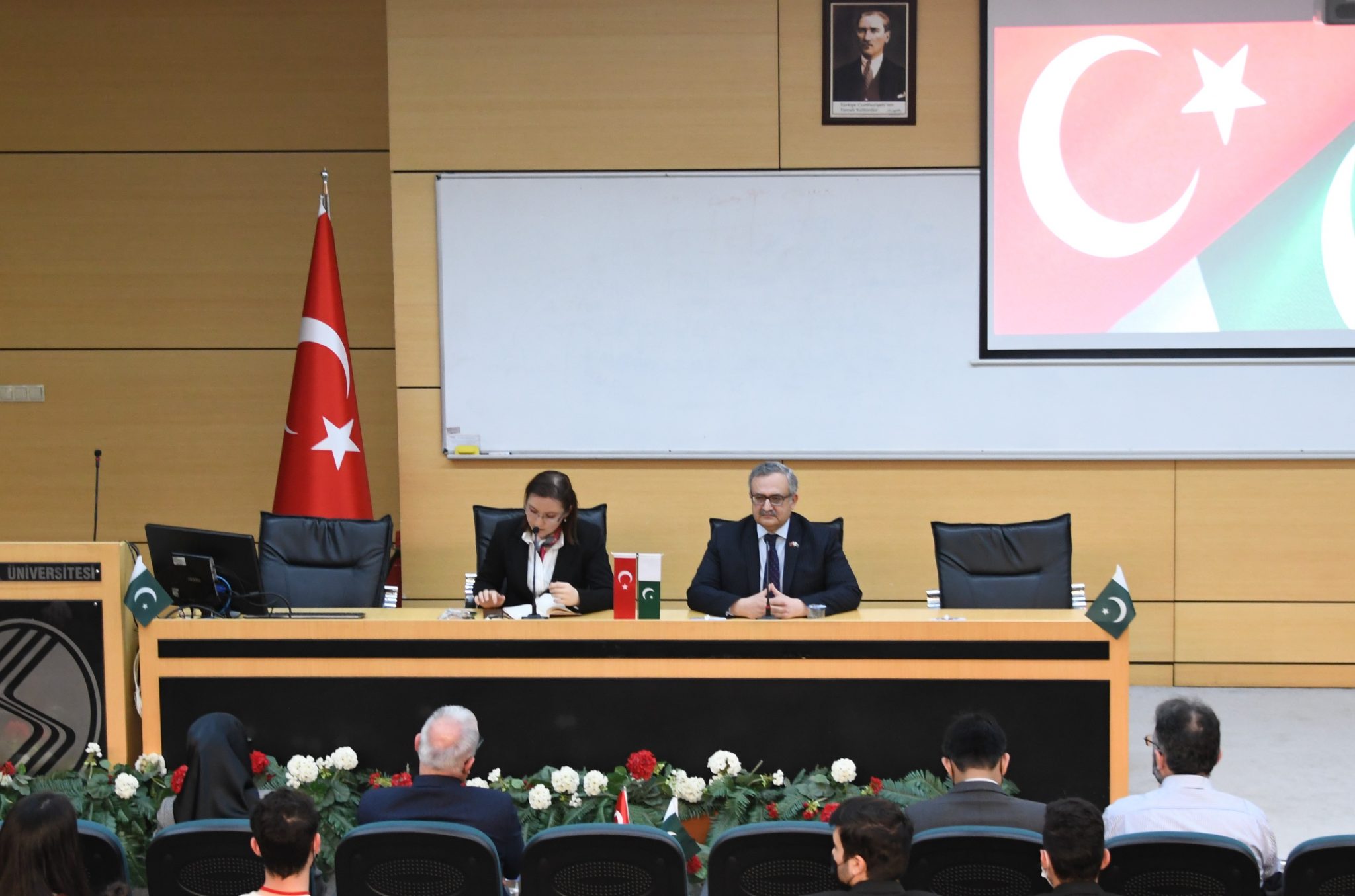 “Kariyer Zirvesi”nde Türkiye-Pakistan İlişkileri Konuşuldu