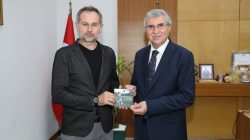Akif Yener Başkan Yüce’ye albümünü takdim etti…