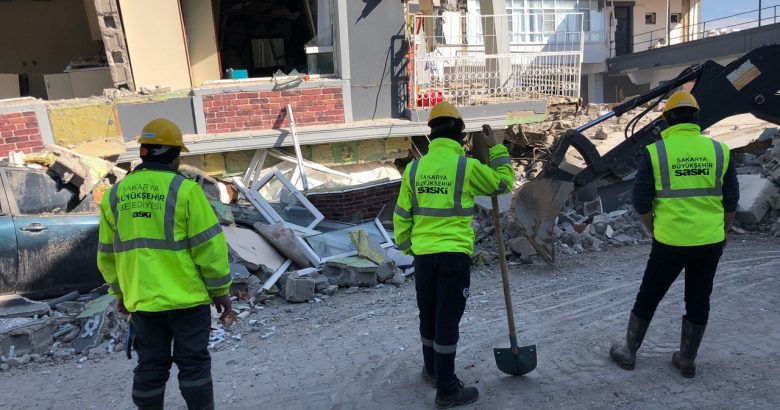  Büyükşehir Belediyesi altyapı hizmetlerini deprem bölgesinde sürdürüyor