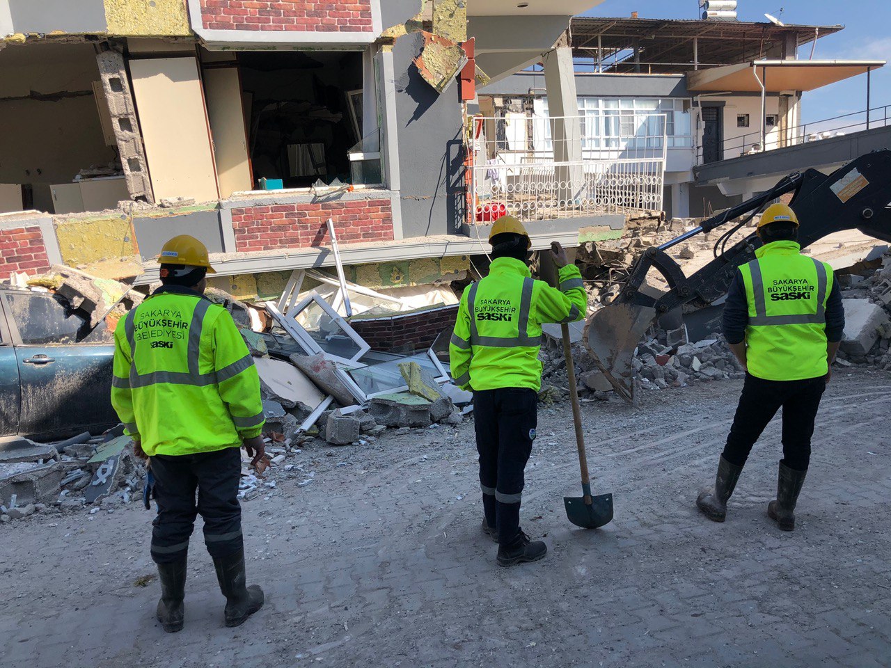 Büyükşehir Belediyesi altyapı hizmetlerini deprem bölgesinde sürdürüyor