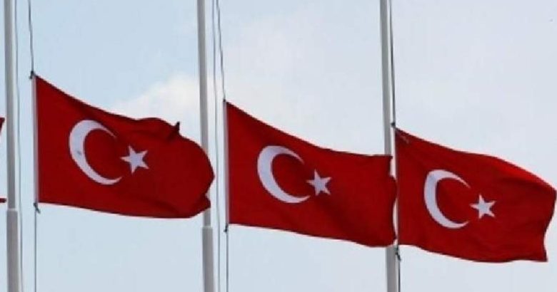  İlçemizde Türk bayrakları yarıya indi