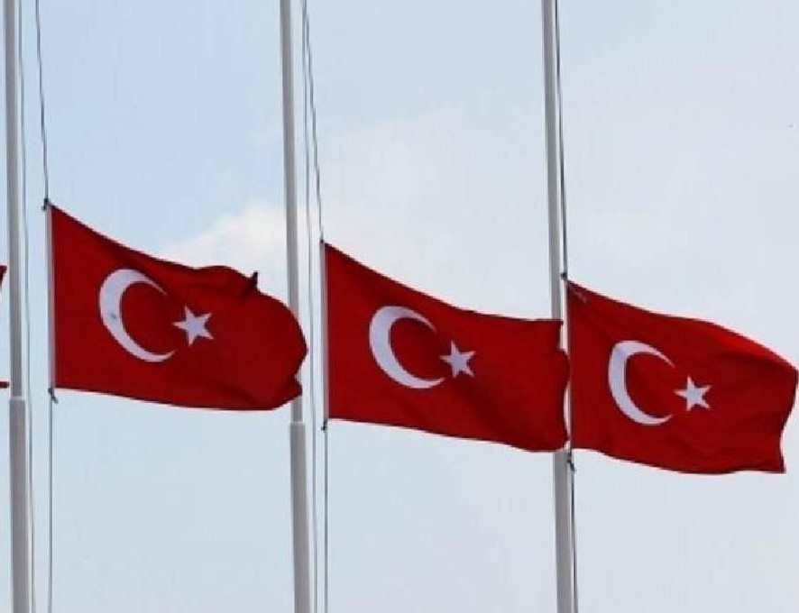 İlçemizde Türk bayrakları yarıya indi