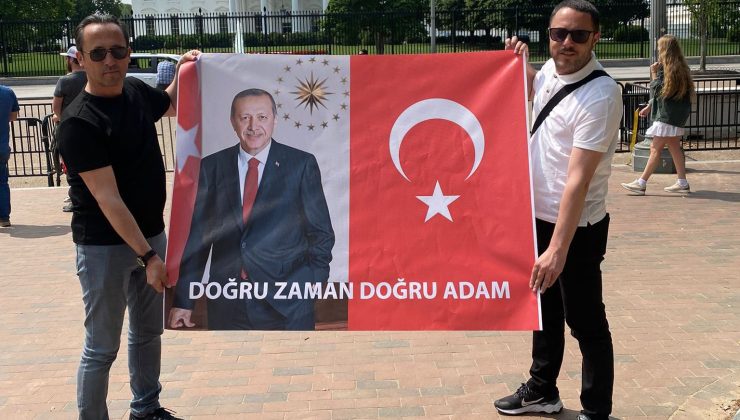 Beyaz Saray önünde Erdoğan ve Türk Bayraklı poster açtılar