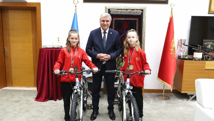 Balkan şampiyonu gençlere Başkan Yüce’den bisiklet hediyesi
