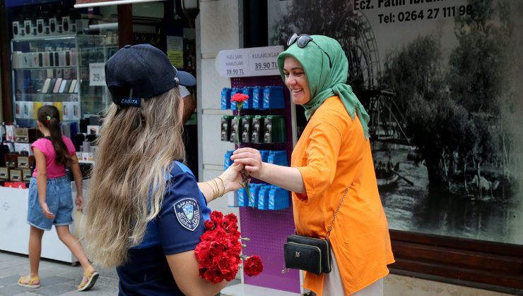 Zabıta Haftası’nda vatandaşa ve esnafa karanfil