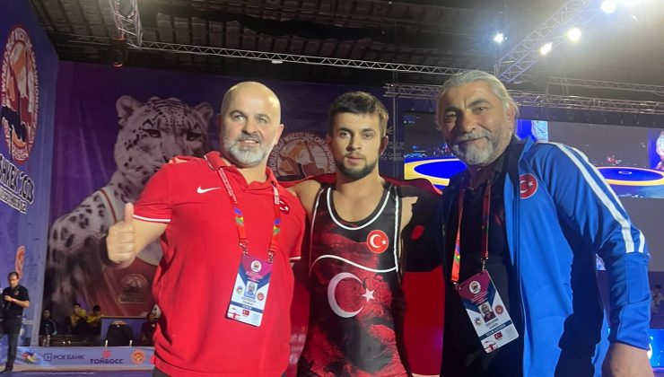 Büyükşehirli güreşçi dünya şampiyonu oldu