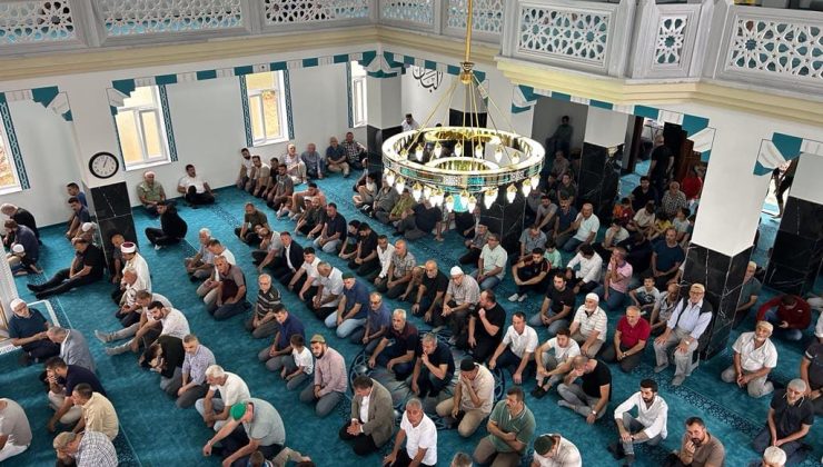 Arifiye Hacı Tevfik Miraç Camiinde İlk Cuma Namazı kılındı