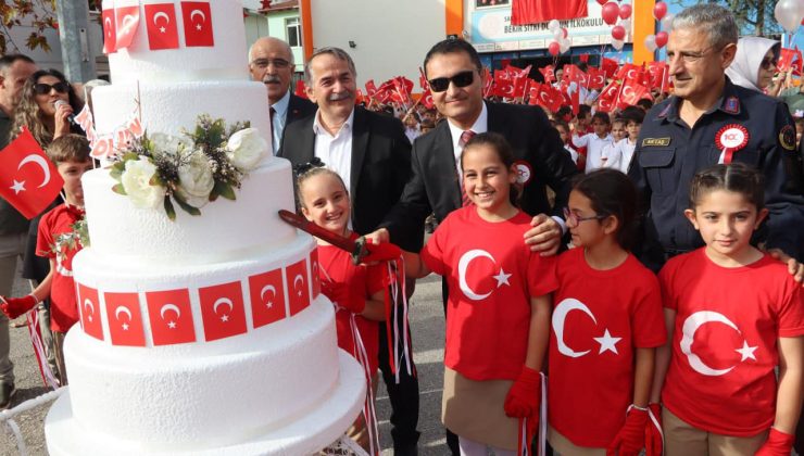 Cumhuriyetin 100. yıl etkinliklerinde Balon Uçurtma ve Pasta kesimi gerçekleştirildi.