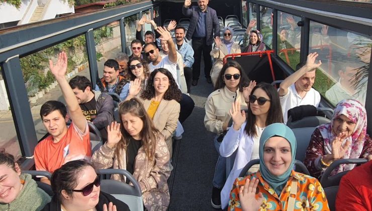 Turizm otobüsü ile şehir gezileri sürüyor