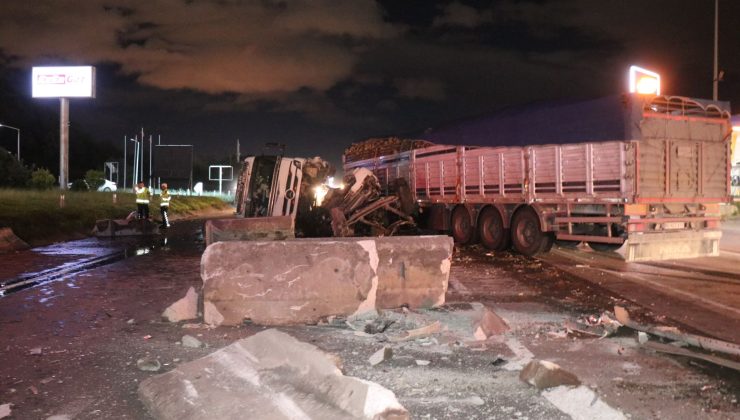 Şeker Pancarı Yüklü tır hurdaya dönerken sürücüsü yaralandı.