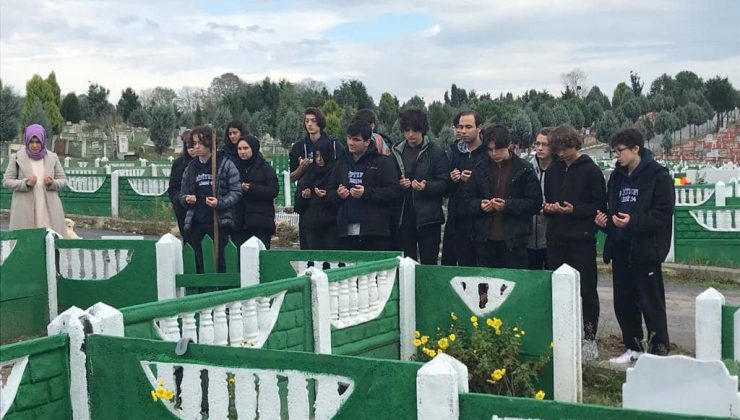 Vefat eden öğretmenlerinin kabrini ziyaret ettiler.