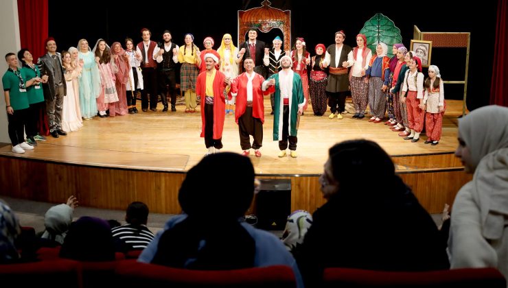 Genç tiyatrocuların sahnesi büyük beğeni topladı