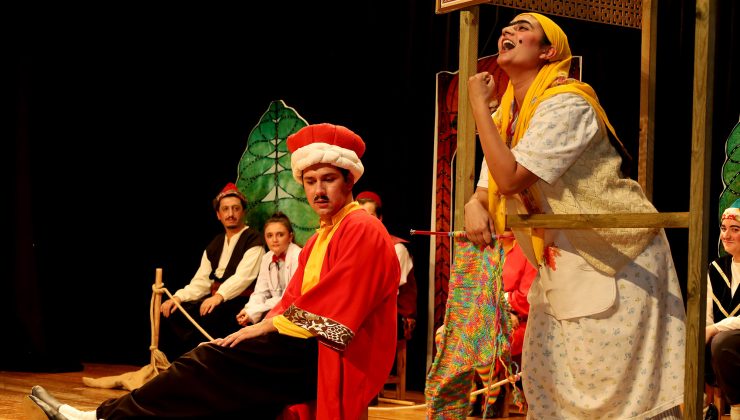 Emanetçi Tiyatro kahkahaya boğdu