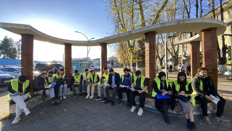 Farkındalık için cadde temizlediler ve kitap okudular